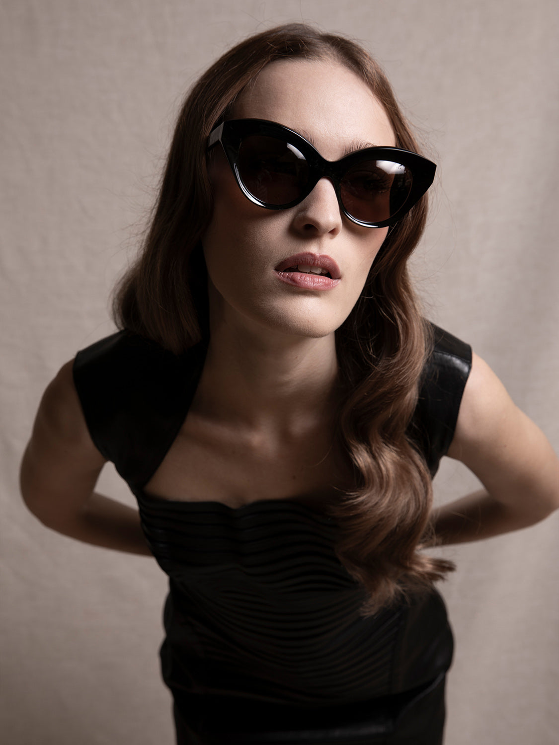 sun-manuela-black-solid