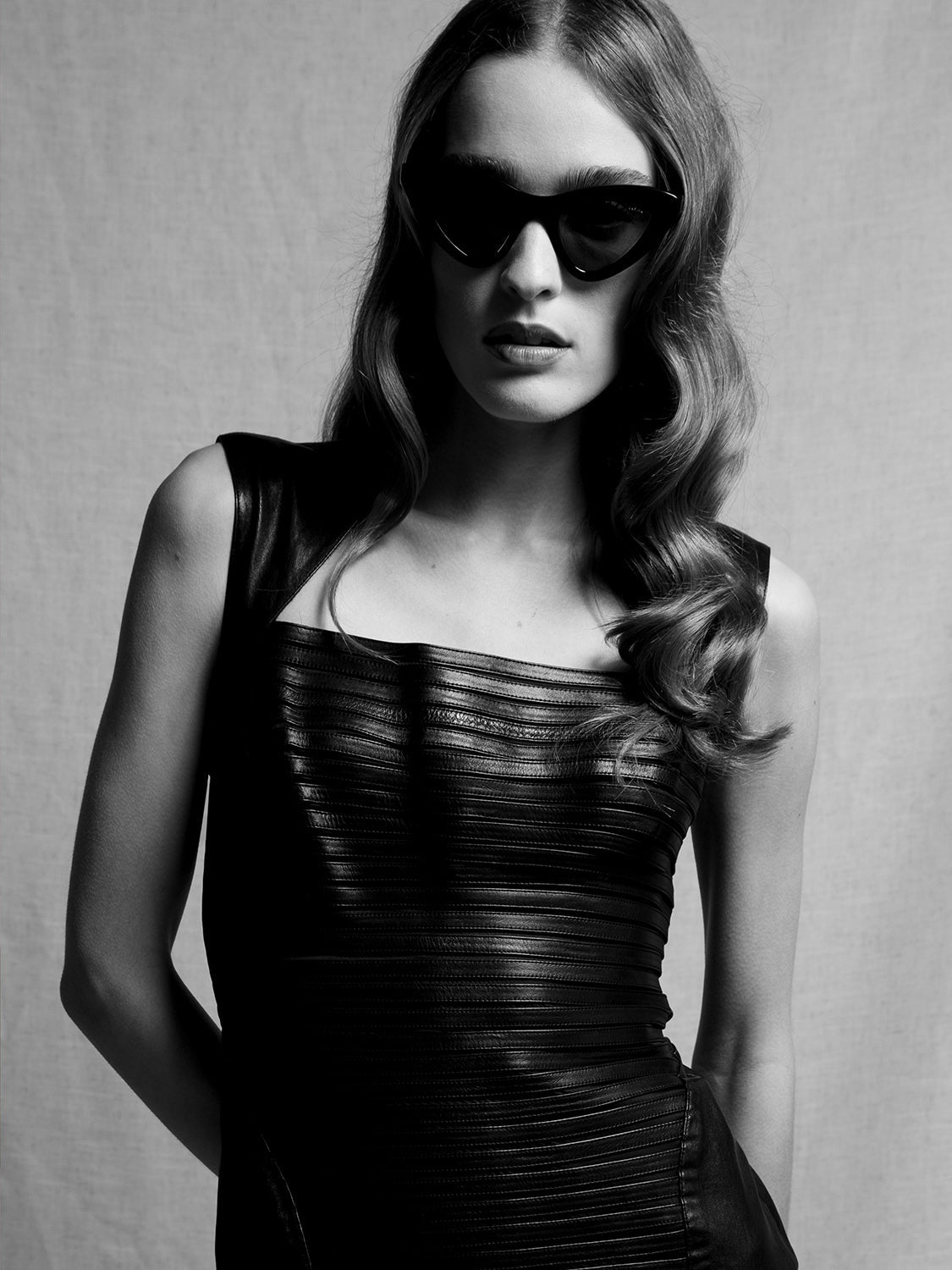 sun-julieta-black-solid